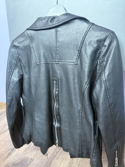Дамско кожено яке със следи от употреба
