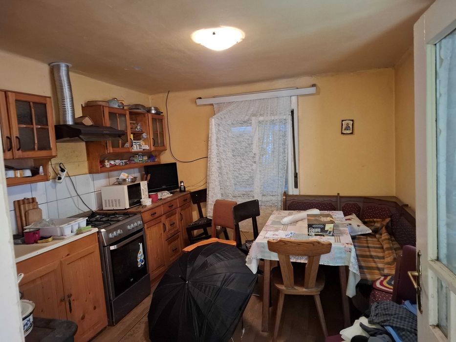 Vand casa in zona linistita