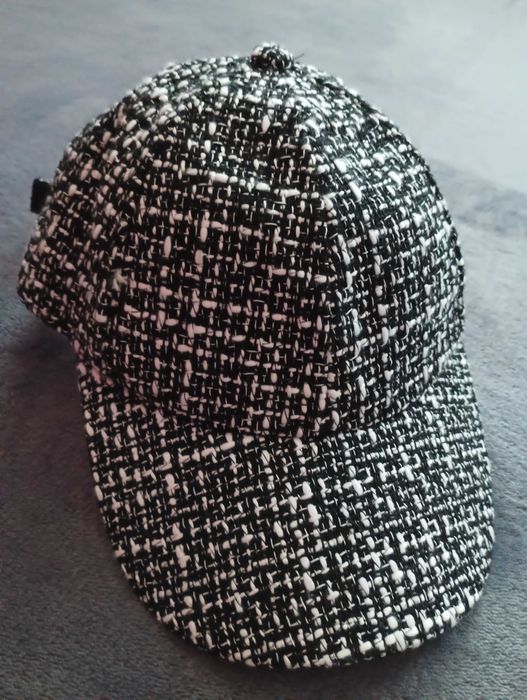 Пуловер със шапка