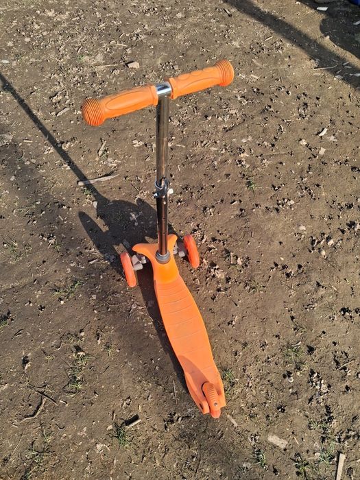 Самокат трёхколёсный