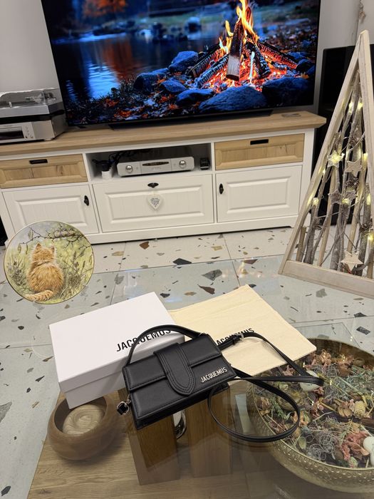 Geanta Jacquemus neagra cu scris argintiu