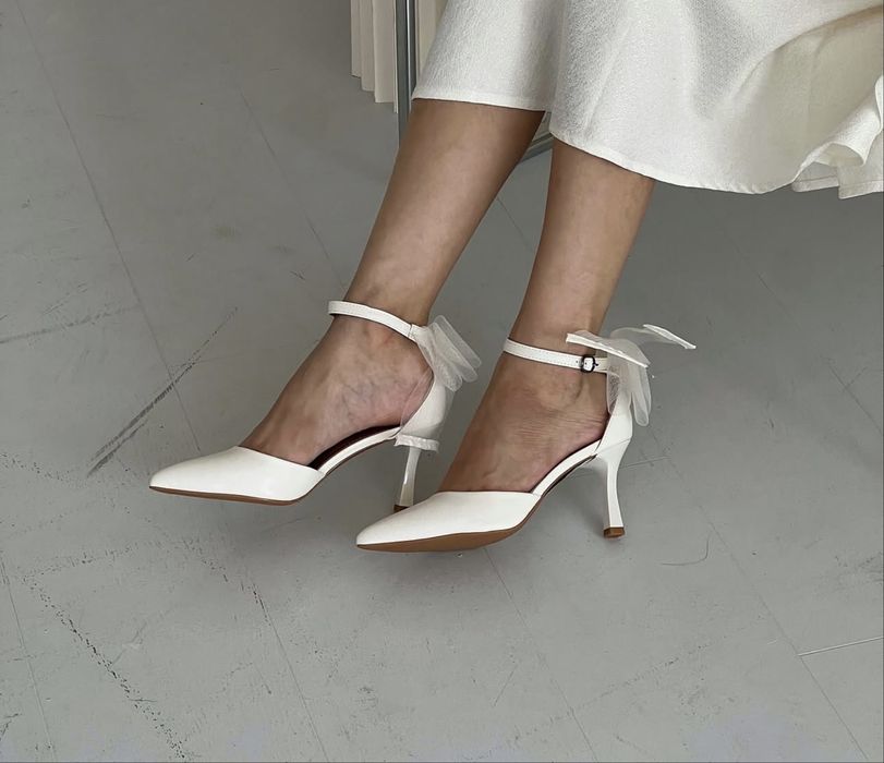 Продается Элегантные белые туфли на каблуке
