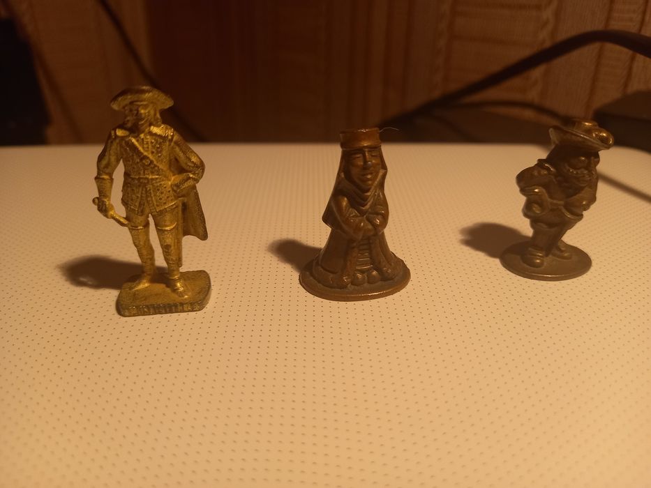 Продам фигурки из киндера