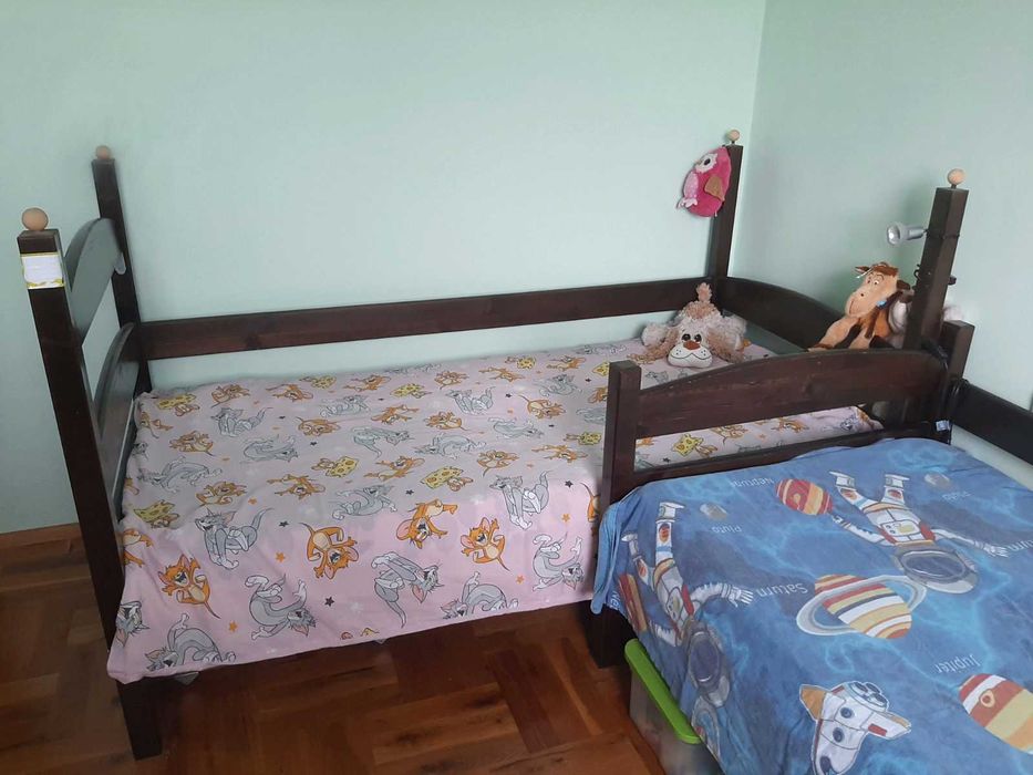 Продавам масивно-дървено, двуетажно легло, което става на две отделни