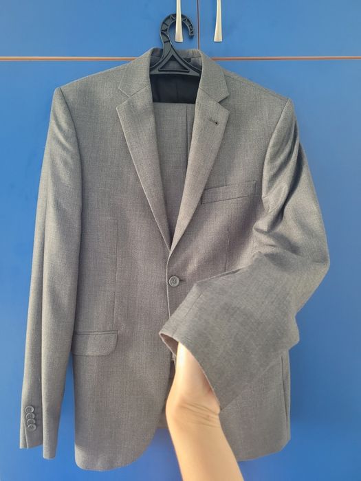 Костюм мужской серый.