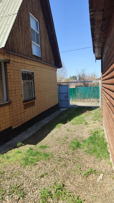 Продам дачу с выходом на воду .