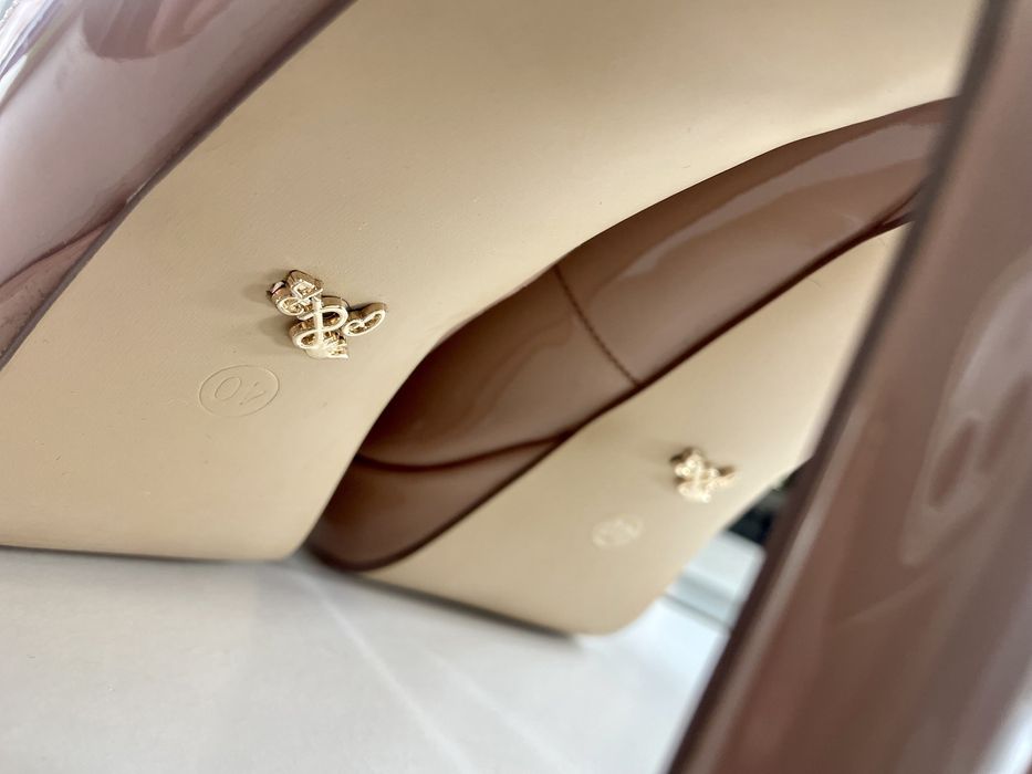 Уникални бежови обувки на ток