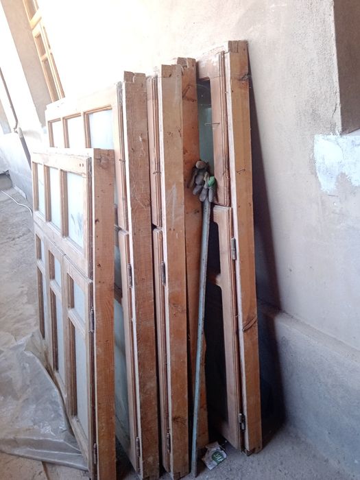 Romlar ustini bitta lak qvorsa bolada oynalari bilan turipti