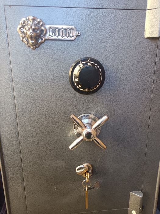 Каса сейф  огнеупорен с шифър и ключ