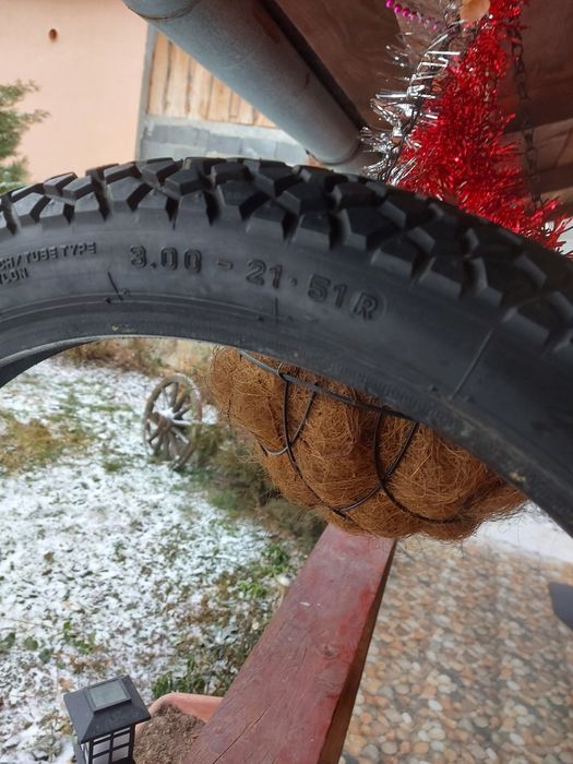 Anvelopă moto dimensiune 300 21 51 R