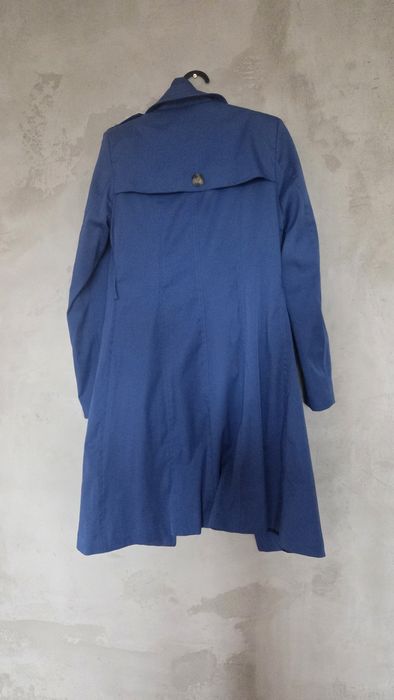 Тренч в модном цвете индиго