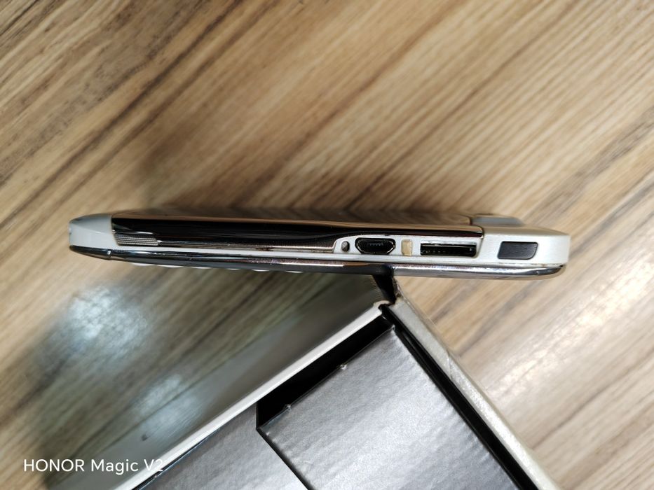 Телефон Nokia E71.