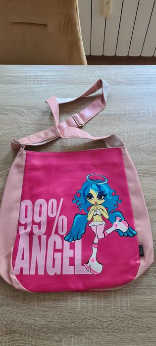 Различни чанти - бялата с цвете се подарява