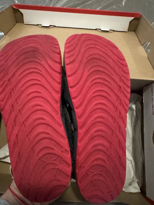 Сандали Nike.