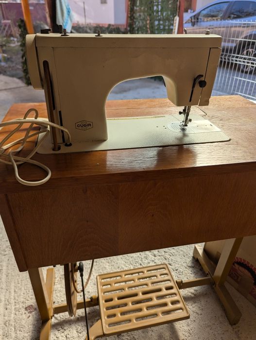 Mașina de cusut Monica