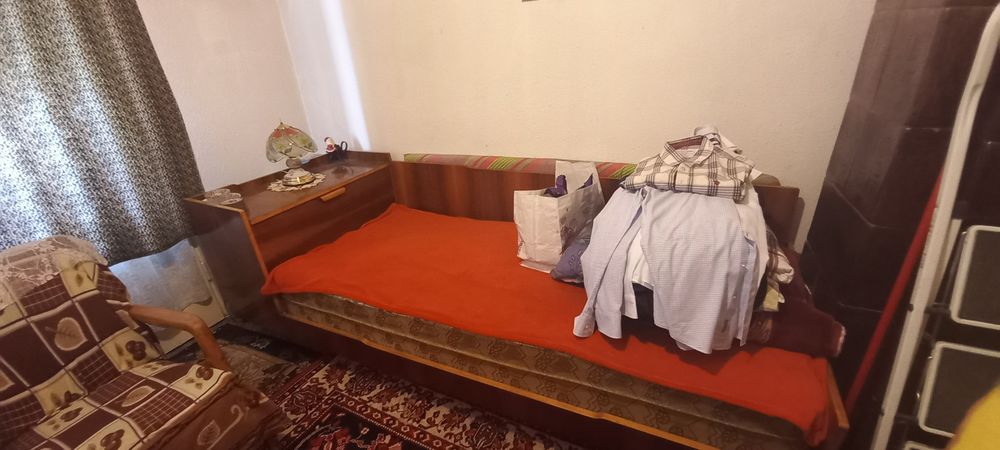 Vând biblioteca din lemn masiv