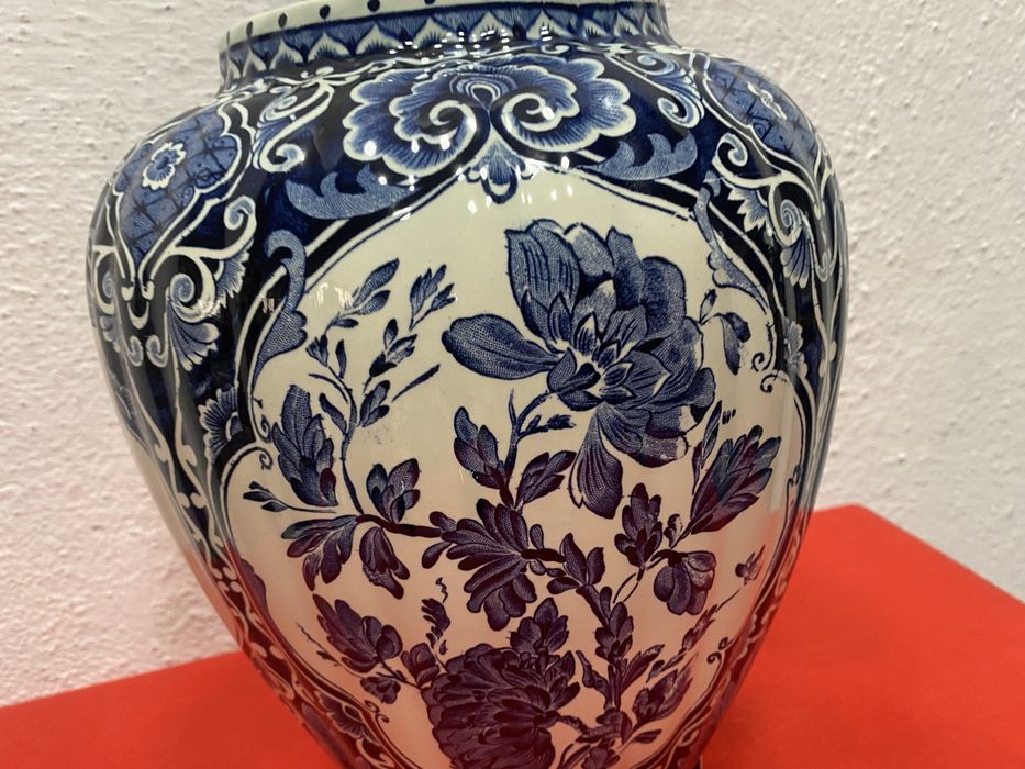 Холандска порцеланова ваза с капак на Delft
