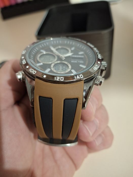 Ceas  sport pentru bărbați Fredric Dual Time (cu afișaj hibrid analog-digital și curea din cauciuc/silicon).