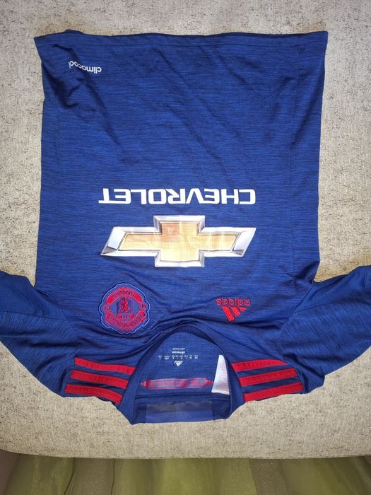 Детски футболни екип и тениска