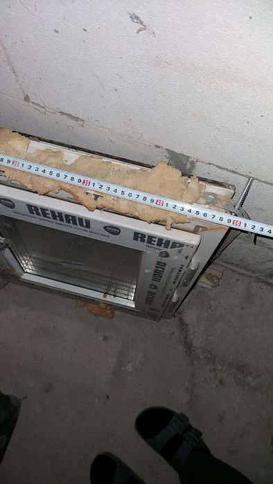 Форточка окно Rehau