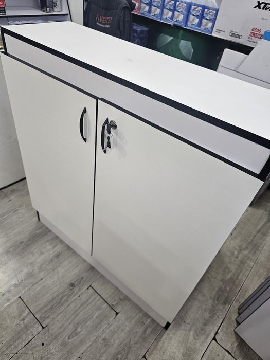 Vitrina высота 1метр ширина 90см из ламината новый