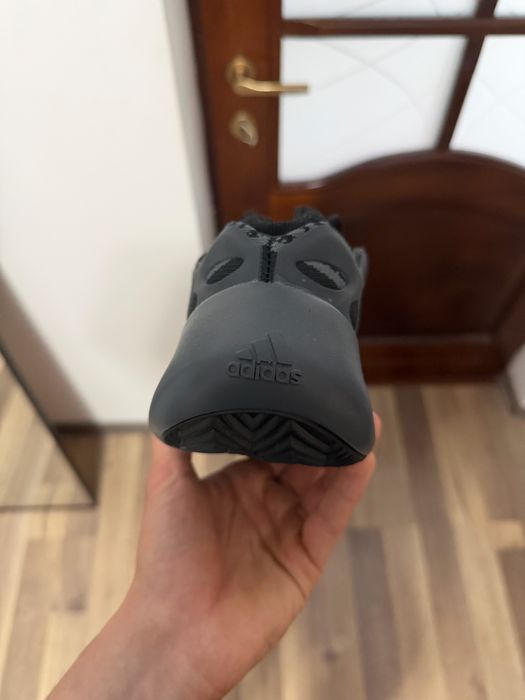Yeezy 700 v3 noi