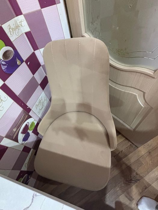 Кухнонный стол со стульями
