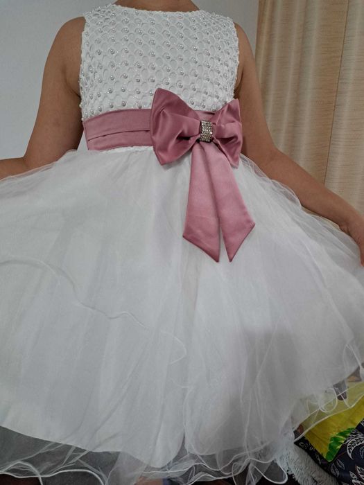Vand rochie pt fetite de 10 - 11 ani