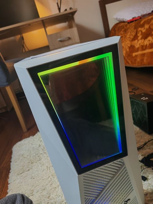 Carcasa PC albă cu rgb customizabil  - URGENT