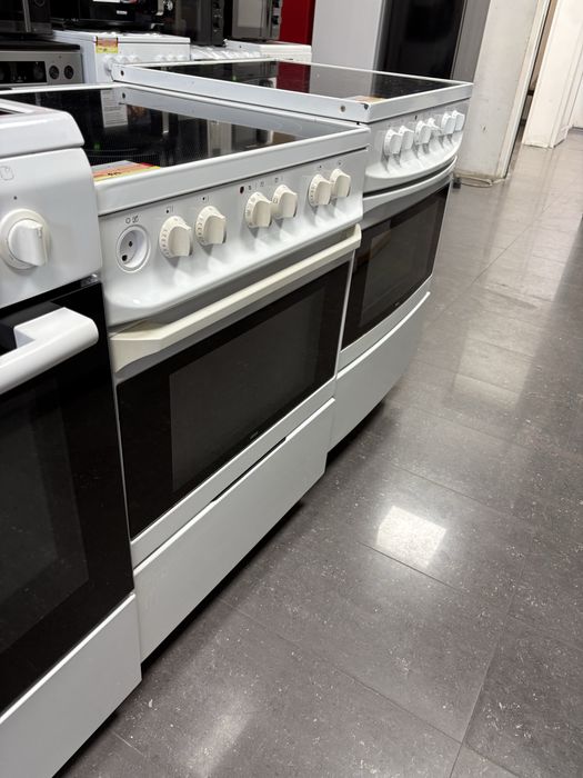 Свободно стояща печка с керамични котлони Voss 56 l