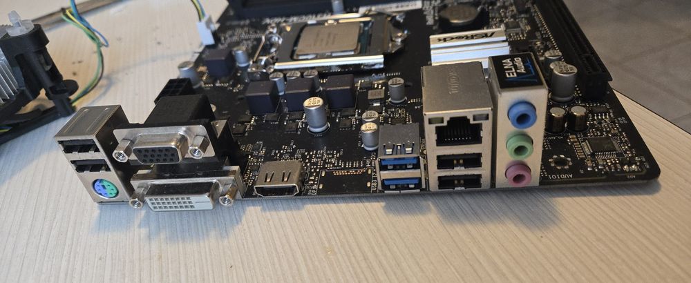 Vând placa de baza AsRock H310CM-HDV, Procesor i5-9400