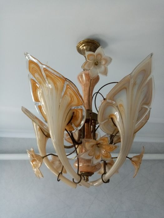 Продам люстру в отличном состоянии.