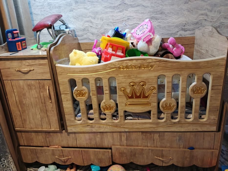 Detskiy kravat shkafi bilan srochna sotiladi