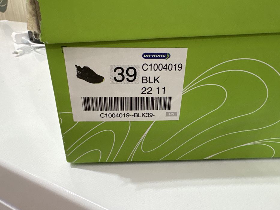 Кроссовки продам