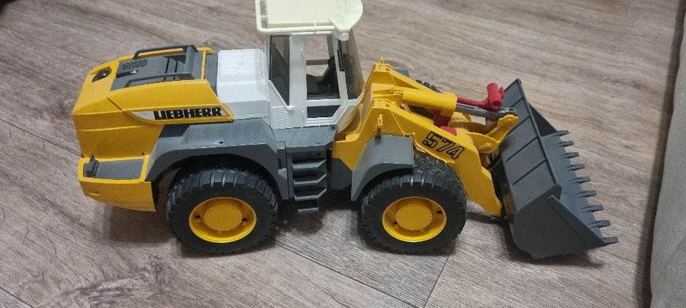 Продаю игрушку Bruder спецтехника