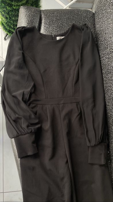 Прекрасен стилен гащеризон с красив ръкав от тюл