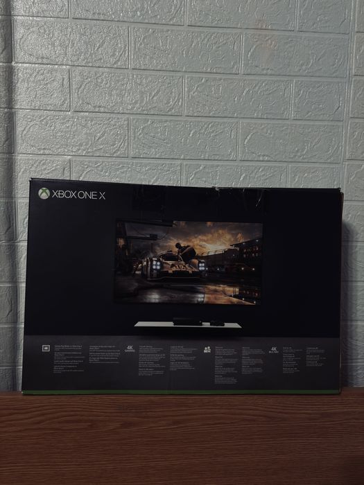 VÂND XBOX ONE X (foarte puțin folosit) +5 jocuri