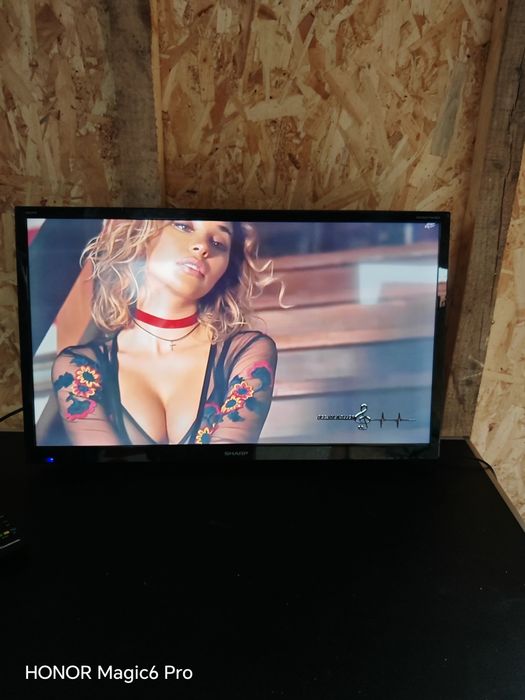 Televizor LED  81 Cm