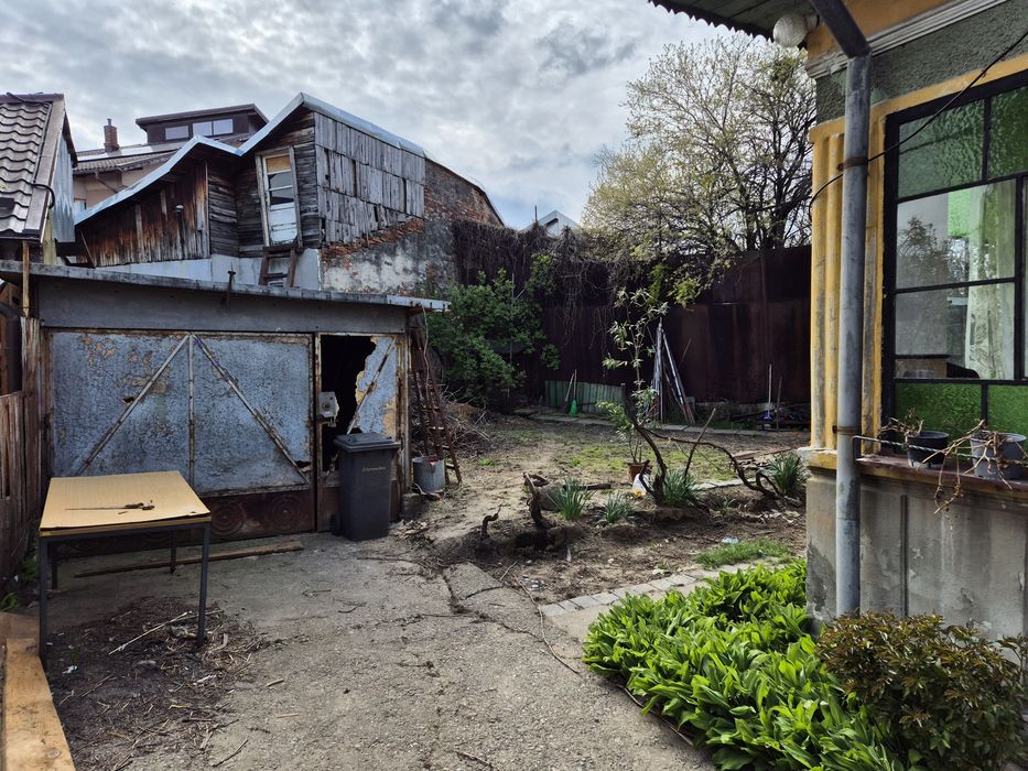 Vand teren ultra central cu casa ce necesita renovari