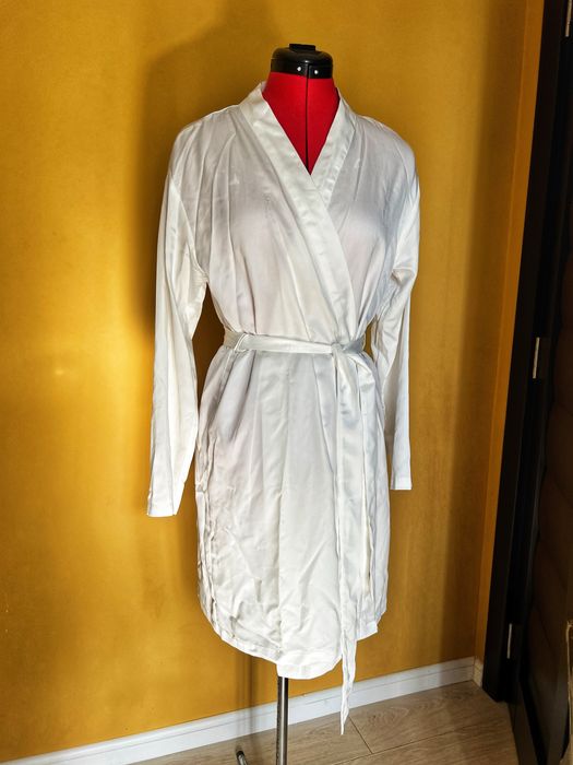 Rochie alba geanta halat accesoriu păr mireasă