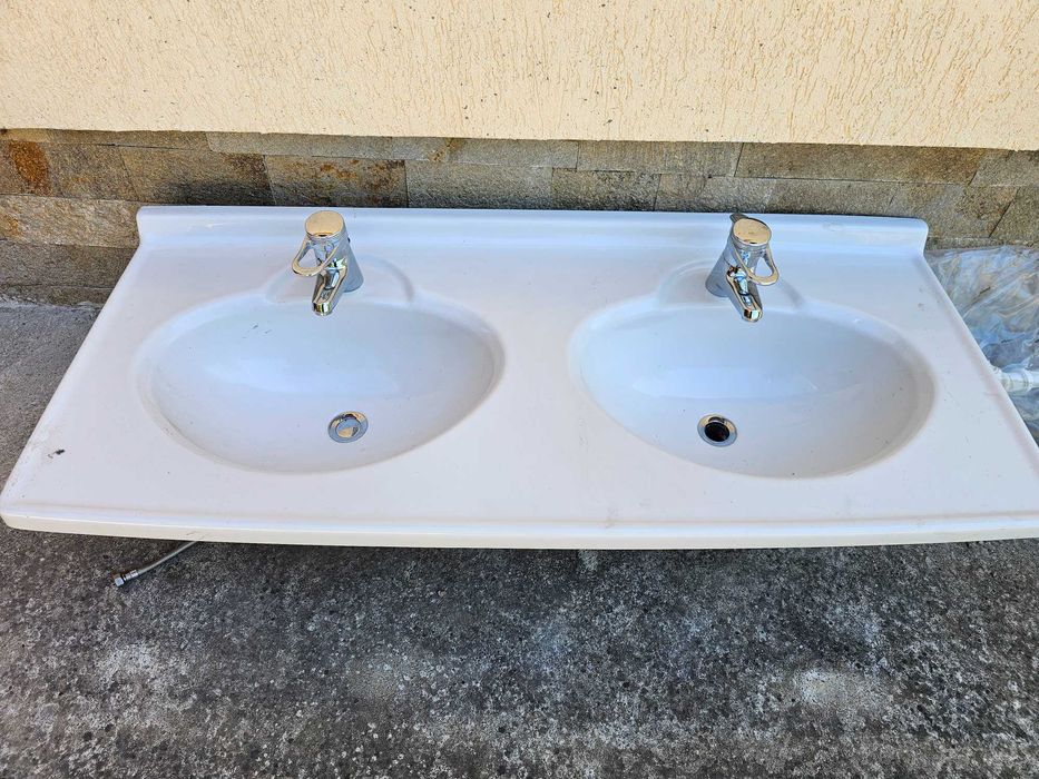Мивка за баня със смесители двойна.Употребявана мн добро състояние.