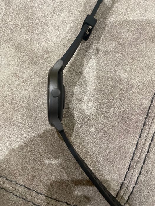 Продавам часовник марка : HAYLOU