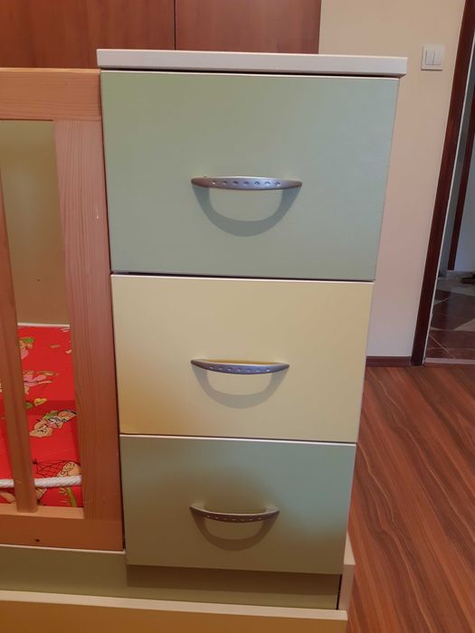 Детска кушетка с регулируема височина