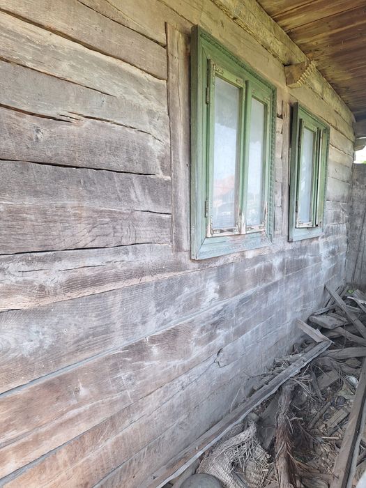 Casa de lemn vechi pentru relocare