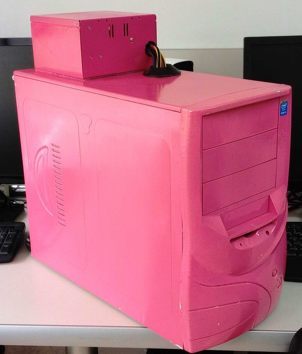 Розов персонален компютър