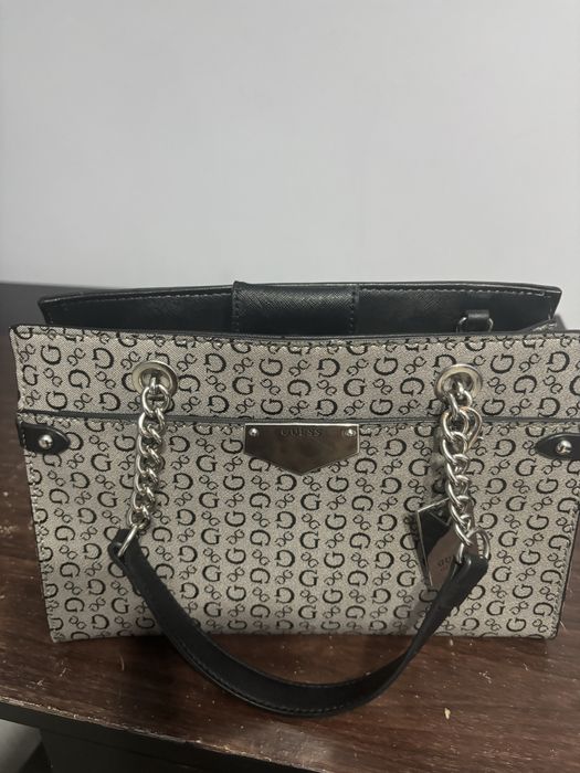 Сумка  фирмы Guess