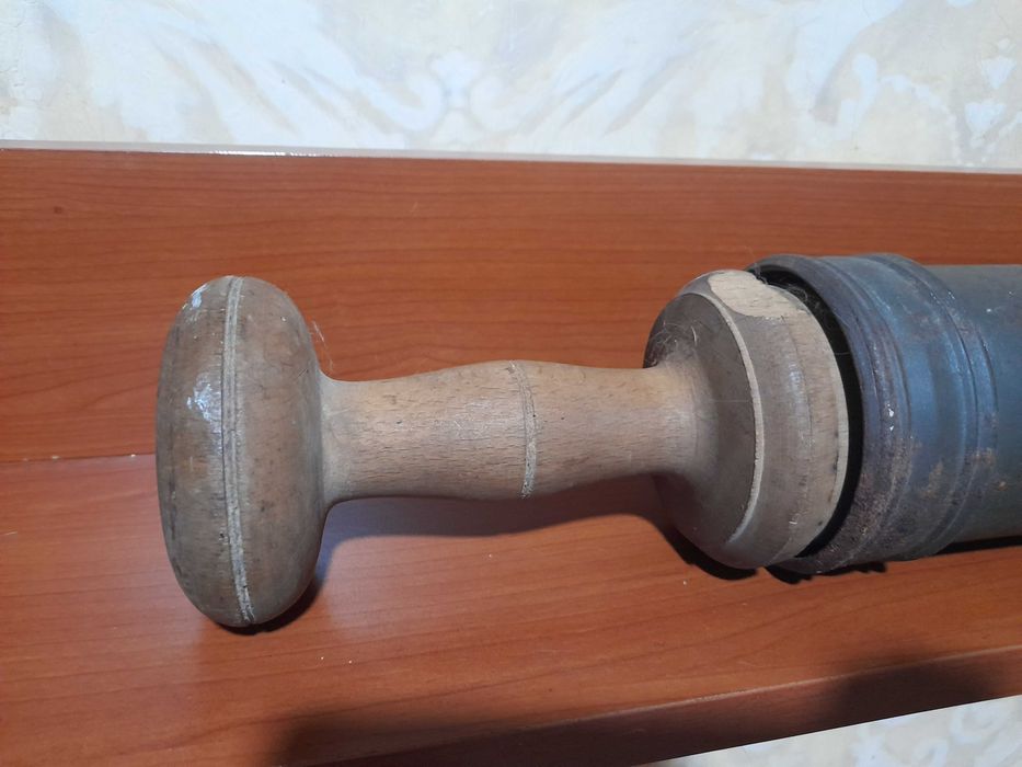 Cârnăţar manual vintage metal-lemn – piesă autentică de colecție