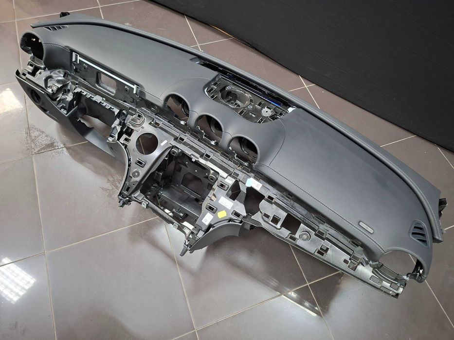 Ново Кожено Табло с Сив шев Mercedes W206 AMG без HUD