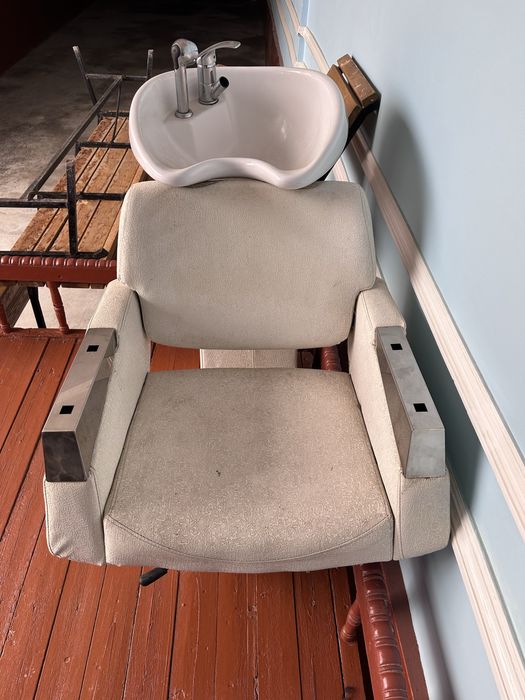 Salon sartaroshlar uchun bosh yuvish uchun moyka sotiladi holati yangi