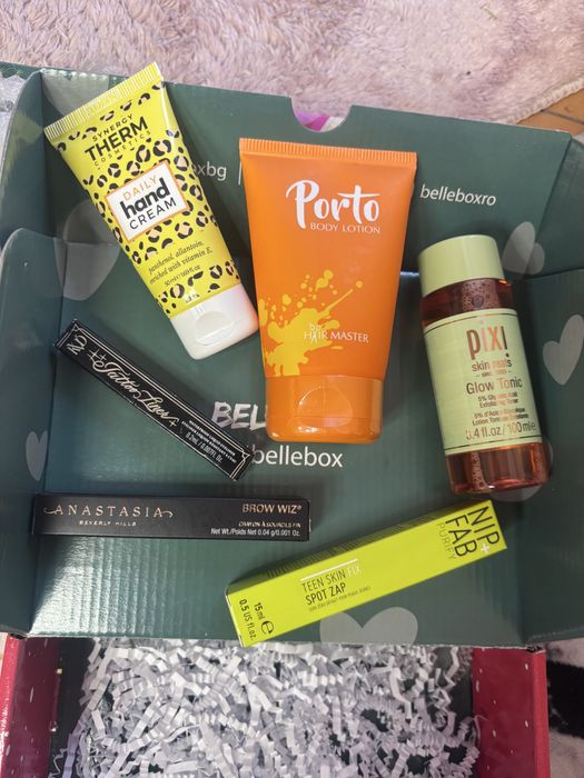 Козметика Pixi, Anastasia, Nip+Fab и др.